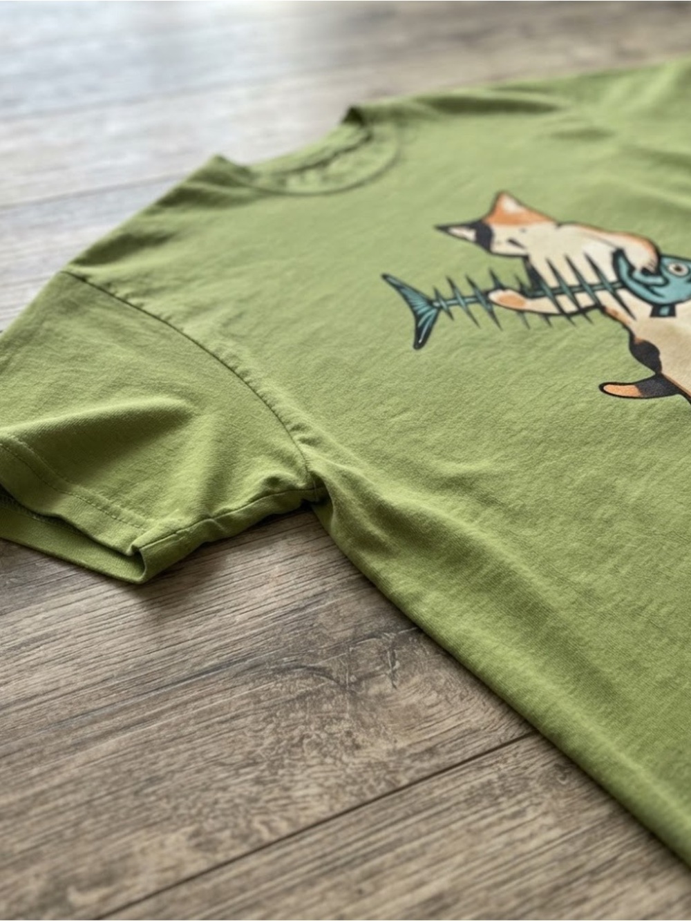 Cute Calico Cat Fish Skeleton Graphic Tee Green Gildan T-Shirt - Picture 2 of 3